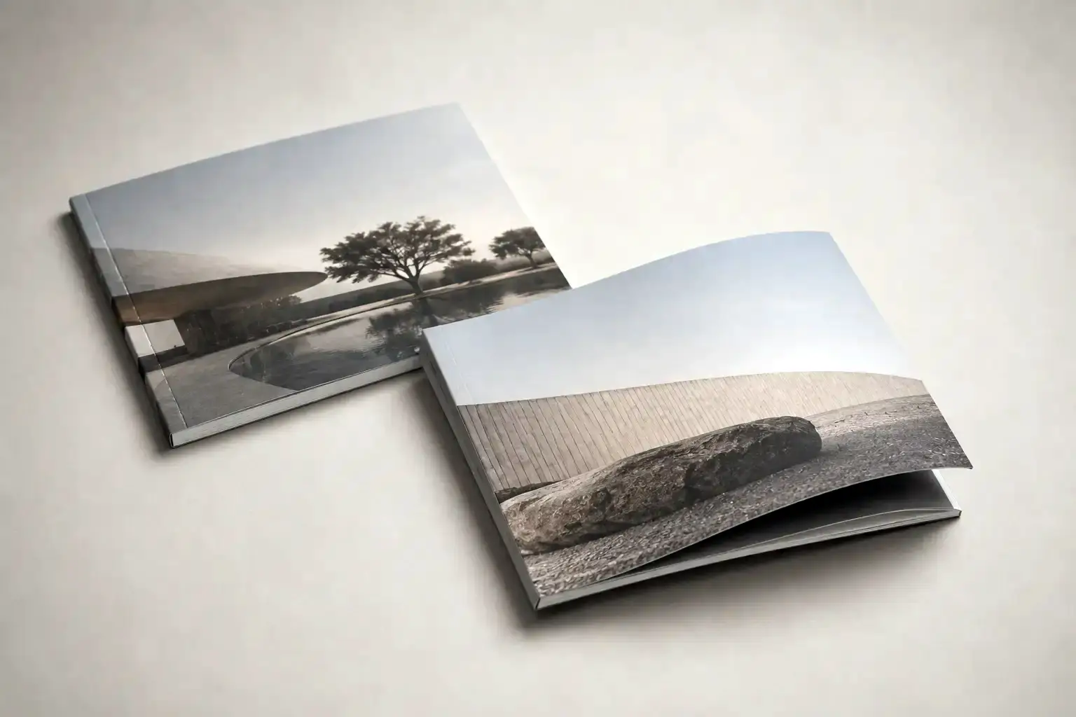 Dettaglio di un book professionale in brossura con copertina flessibile, con dorso e struttura del volume ben visibili.